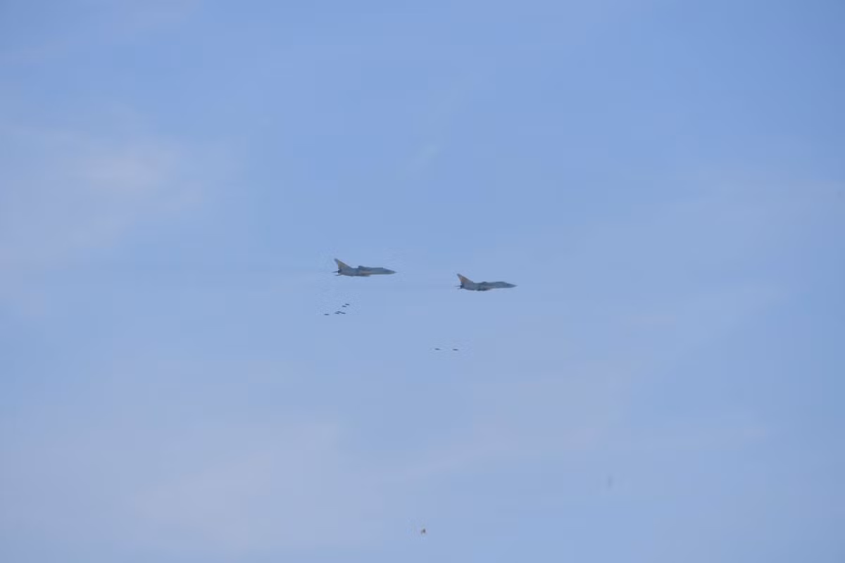 Trong ảnh biên đội máy bay ném bom Su-24 đang tiến hành không kích mục tiêu mặt đất. Nguồn ảnh: dambiev