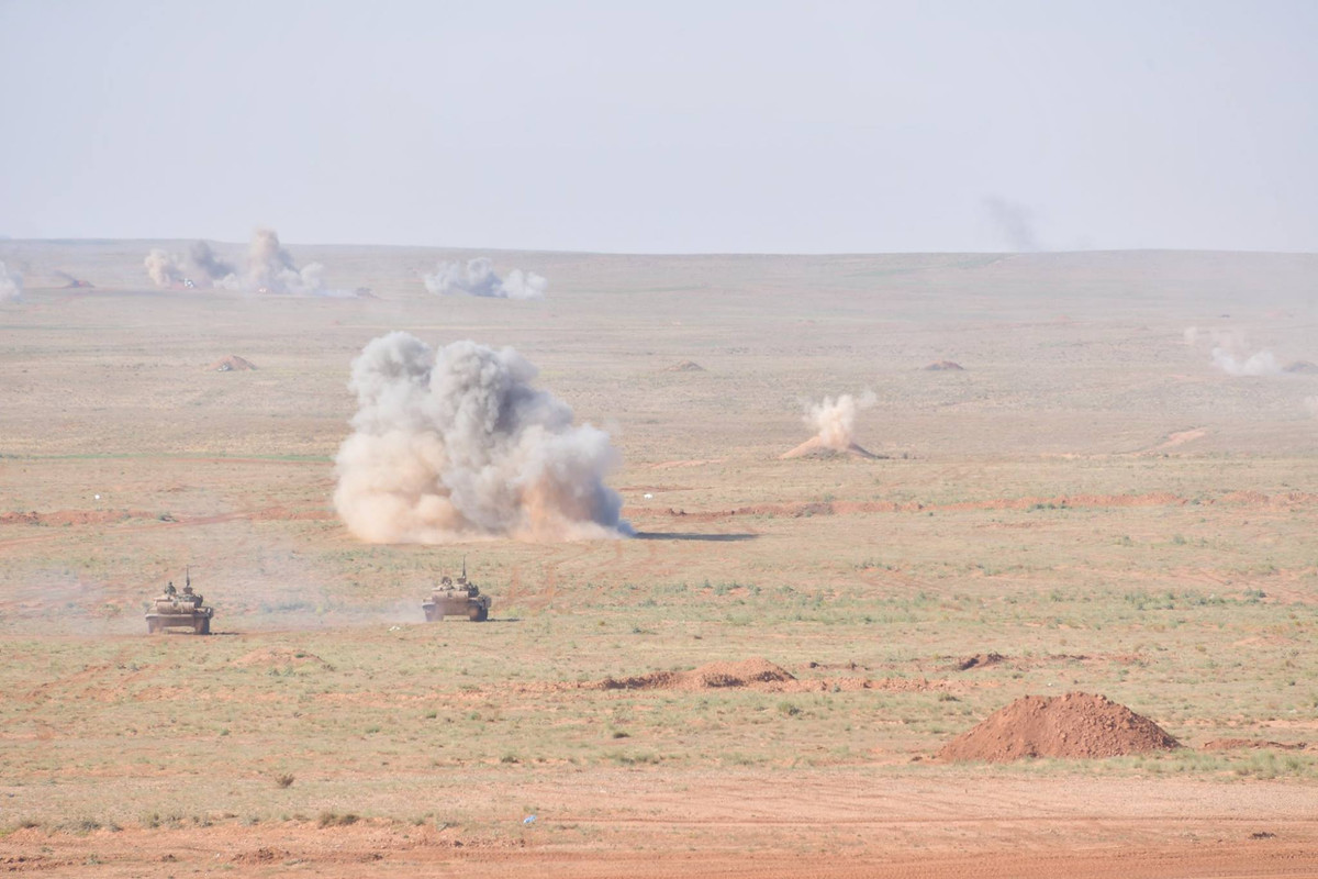 Pháo bắn xong, xe tăng – thiết giáp bắt đầu “xốc tới” ra đòn quyết định. Nguồn ảnh: dambiev