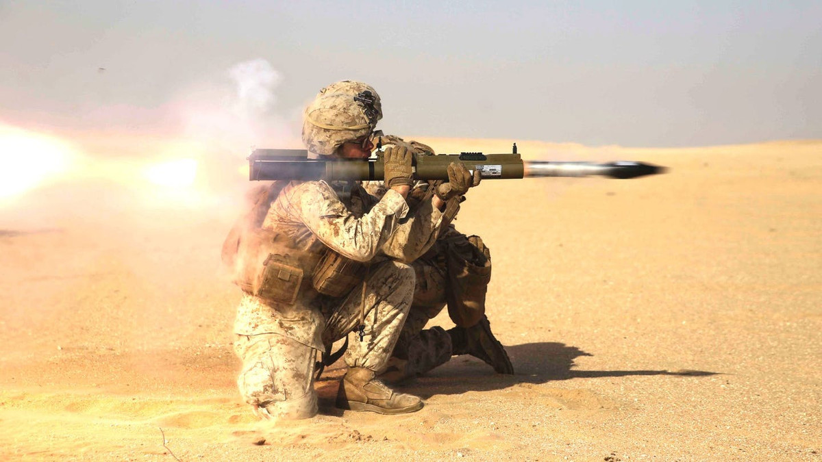 Mặc dù có khả năng xuyên phá giáp tăng vừa phải, không thích hợp với các xe tăng hiện đại, tuy vậy với kích thước rất nhỏ gọn, nhẹ nhàng, bắn xong vứt luôn không phải mang vác theo tái nạp đạn có lẽ là lý do khiến Quân đội Mỹ vẫn khá ưa chuộng M72 LAW dù họ có nhiều giải pháp “ngon hơn”. Nguồn ảnh: Wikipedia