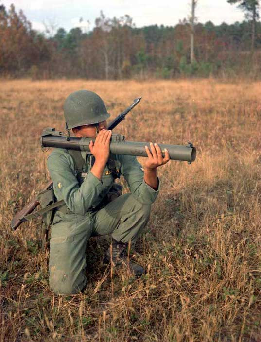 Kể cả trong vai trò chống tăng, M72 LAW cũng được đánh giá là làm không tốt. Trong trận Làng Vây 1968, không hiểu vì sao M72 LAW không thể xuyên phá lớp giáp tương đương mỏng của các xe tăng hạng nhẹ PT-76 quân giải phóng. Nguồn ảnh: Wikipedia