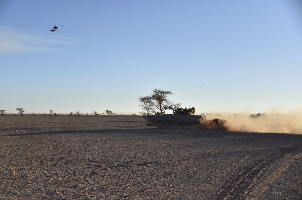 Xe chiến đấu bộ binh BMP-2 tiến công. Nguồn ảnh: dambiev