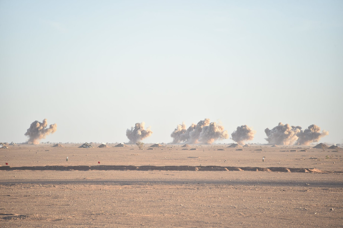 Trong nhiều năm trở lại đây, Algeria đổ hàng tỷ USD mua hàng trăm đơn vị khí tài tối tân của Nga gồm pháo phản lực TOS-1A, xe tăng T-90S, trực thăng tấn công Mi-28NE và tiêm kích Su-30MKA. Nguồn ảnh: dambiev