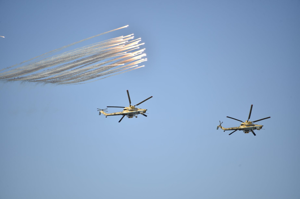 Trong ảnh là biên đội trực thăng tấn công Mi-28 của Không quân Algeria. Nguồn ảnh: dambiev