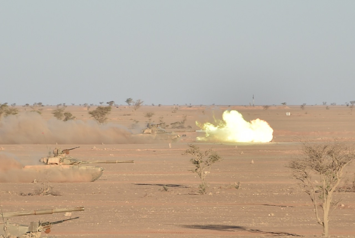 Xe tăng T-90S vừa hành tiến vừa bắn diệt mục tiêu. Nguồn ảnh: dambiev