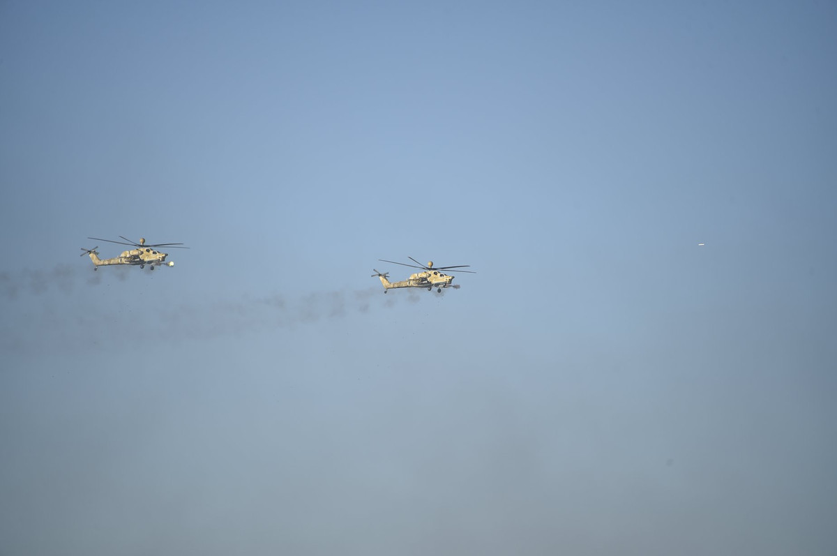 Cuộc tập trận được tiến hành dưới sự chỉ đạo trực tiếp từ Tổng tham mưu trưởng Quân đội Algeria – tướng Ahmed Hyde Saleh huy động hàng nghìn binh sĩ cùng nhiều khí tài hiện đại hàng đầu quốc gia này. Nguồn ảnh: dambiev