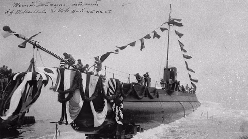 Hơn 1 năm sau, cặp thứ nhất được bàn giao cho Thái Lan vào ngày 4/9/1937, cặp thứ 2 vào ngày 30/4/1938. Con tàu được thiết kế theo mẫu tàu ngầm nhỏ của Nhật Bản, nhưng không rõ là Mitsubishi đã sử dụng kiểu nào để phát triển và cải tiến cho Thái Lan. Chỉ biết rằng, lớp Matchanu có lượng giãn nước 430 tấn (khi lặn), dài 51m, rộng 4,1m, mớn nước 3,6m, thủy thủ đoàn 33 người (gồm 5 sĩ quan. Ảnh: thai-defence