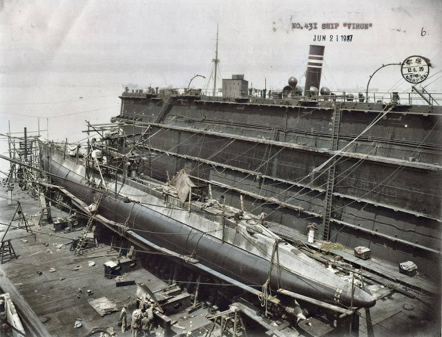 Theo các tài liệu lịch sử, tháng 10/1935, hãng đóng tàu Mitsubishi của Đế quốc Nhật Bản thắng thầu bán 4 tàu ngầm cho Thái Lan với giá trị lúc bấy giờ là 820.000 bath. Hai tàu đầu tiên mang tên HMTS Matchanu và HMTS Wirun được khởi đóng tạu Kobe vào tháng 5/1936. 5 tháng sau, hai chiếc còn lại gồm HTMS Sinsamut và HTMS Phlai-Chumphon được đặt ky. Ảnh: thai-defence