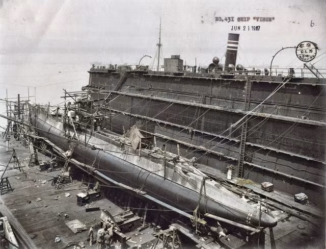 Theo các tài liệu lịch sử, tháng 10/1935, hãng đóng tàu Mitsubishi của Đế quốc Nhật Bản thắng thầu bán 4 tàu ngầm cho Thái Lan với giá trị lúc bấy giờ là 820.000 bath. Hai tàu đầu tiên mang tên HMTS Matchanu và HMTS Wirun được khởi đóng tạu Kobe vào tháng 5/1936. 5 tháng sau, hai chiếc còn lại gồm HTMS Sinsamut và HTMS Phlai-Chumphon được đặt ky. Ảnh: thai-defence