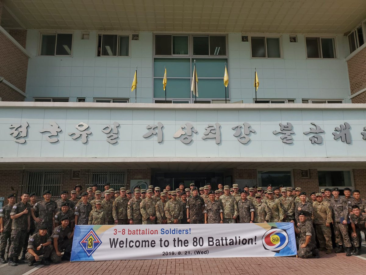 Lữ đoàn Panzer 3 là đơn vị duy nhất lực lượng vũ trang Hàn Quốc sở hữu các dòng xe tăng - thiết giáp do Nga sản xuất. Dù có lối thiết kế, chiến thuật chiến đấu khác với tăng Hàn, nhưng sức mạnh quá lớn của xe tăng T-80U đã khiến Quân đội Hàn Quốc giữ gìn cẩn thận cỗ tăng Nga trong biên chế. Ảnh: dambiev