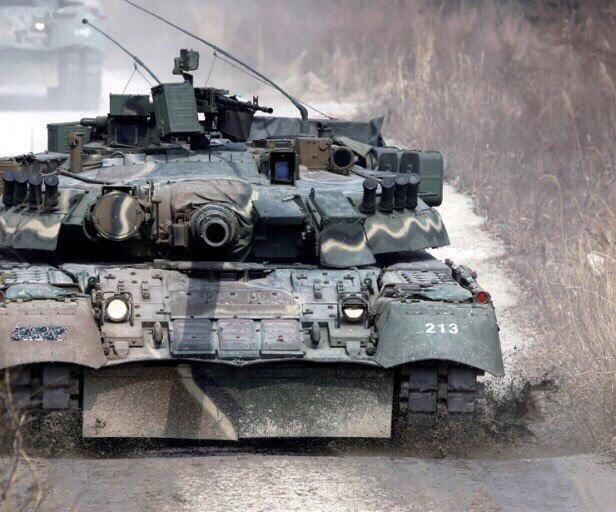 T-80U là phiên bản hiện đại hóa của dòng tăng T-80, ra mắt năm 1985 với giáp phản ứng nổ Kontakt-5 công nghệ mới nhất, trang bị động cơ tuabin khí 1.250hp cực khỏe, hỏa lực vẫn là pháo 125mm với hệ thống nạp đạn tự động nhưng trang bị tên lửa chống tăng 9M119 Svier hiện đại hơn, đồng thời cải tiến hệ thống điều khiển hỏa lực. Ảnh: Reddit