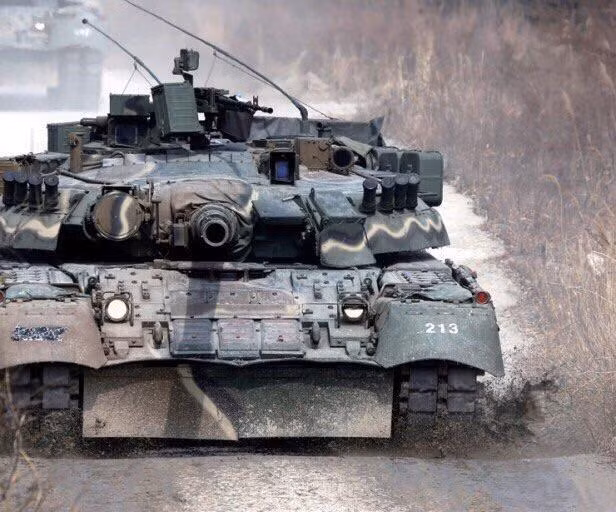 T-80U là phiên bản hiện đại hóa của dòng tăng T-80, ra mắt năm 1985 với giáp phản ứng nổ Kontakt-5 công nghệ mới nhất, trang bị động cơ tuabin khí 1.250hp cực khỏe, hỏa lực vẫn là pháo 125mm với hệ thống nạp đạn tự động nhưng trang bị tên lửa chống tăng 9M119 Svier hiện đại hơn, đồng thời cải tiến hệ thống điều khiển hỏa lực. Ảnh: Reddit