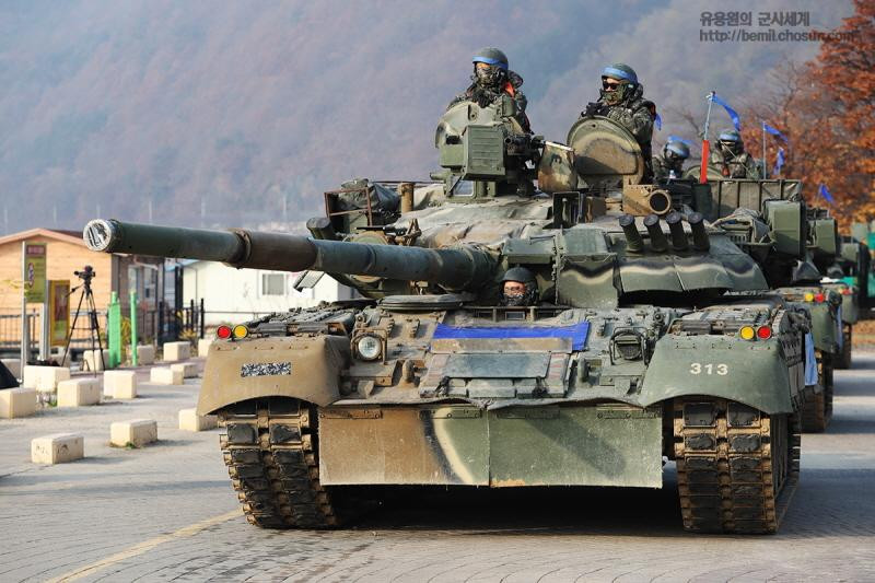 Việc chuyển giao T-80 được chia làm 3 giai đoạn: 6 chiếc T-80U năm 1996; 27 T-80U năm 1997 và 2 T-80UK (phiên bản chỉ huy) năm 2005. Vào thời điểm bấy giờ, T-80U được xem là xe tăng hiện đại nhất của Hàn Quốc, vượt trội loại K1 do nước này tự sản xuất trên cơ sở tăng Abrams của Mỹ. Ảnh: bemil.chosun