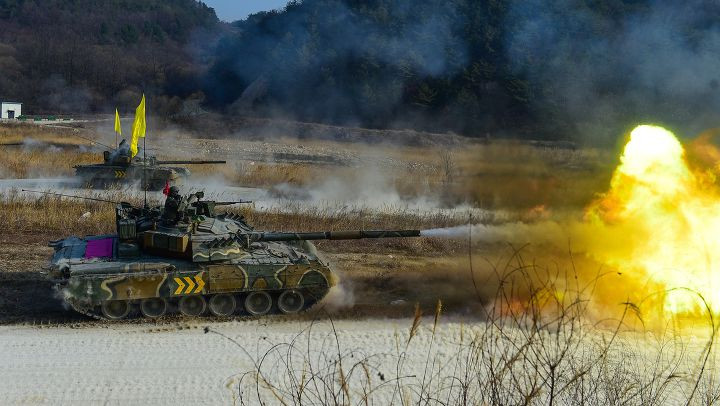 Ở Nga hiện nay, T-80U vẫn được coi là xe tăng hiện đại hàng đầu, ngang ngửa sức mạnh T-90 chứ không hề thua kém. Thậm chí, T-80U còn được tin dùng hơn ở các sư đoàn chủ lực chịu trách nhiệm bảo vệ Moscow. Ảnh: 1boon