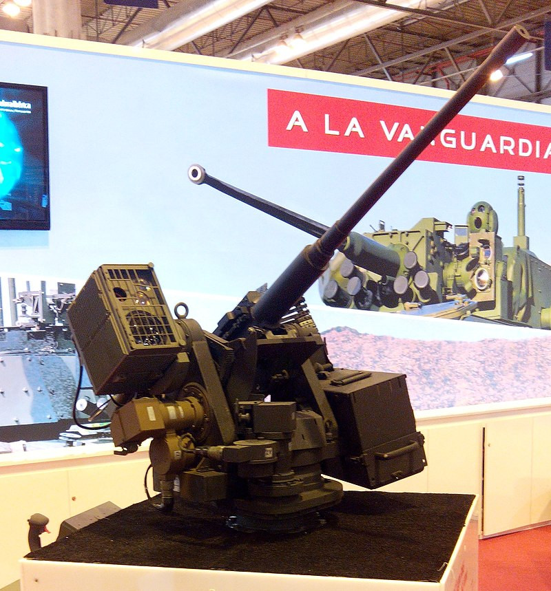 7 khẩu đại liên 12,7mm, trong đó có 5 khẩu 12,7mm Hitrole-NT tự động và 2 khẩu điều khiển bằng tay. Nguồn ảnh: Wikipedia