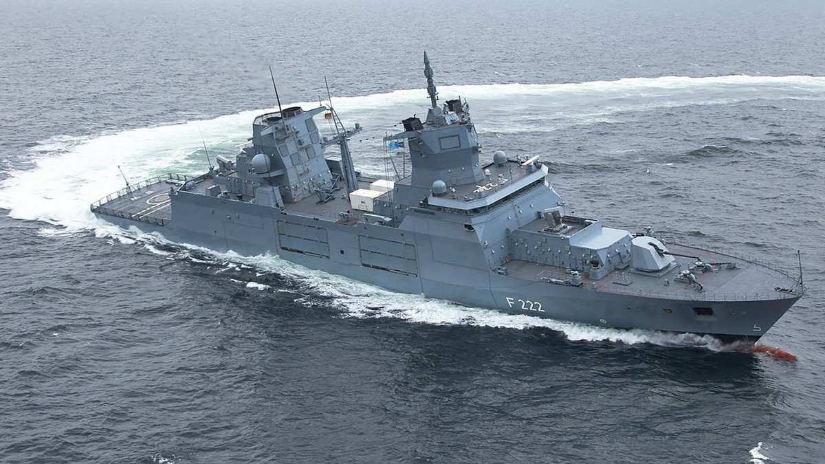 Con tàu có một kích thước "ấn tượng" với lượng giãn nước 7.200 tấn, dài 149m, rộng 18,8m, mớn nước 5m. Tàu trang bị một động cơ tuabin khí 20MW, 2 động cơ điện 4,7MW, 4 máy diesel 2,9MW, 3 hộp số, 2 trục chân vịt cho tốc độ tối đa 26 hải lý/h, tầm hoạt động 7.400km. Nguồn ảnh: TKMS