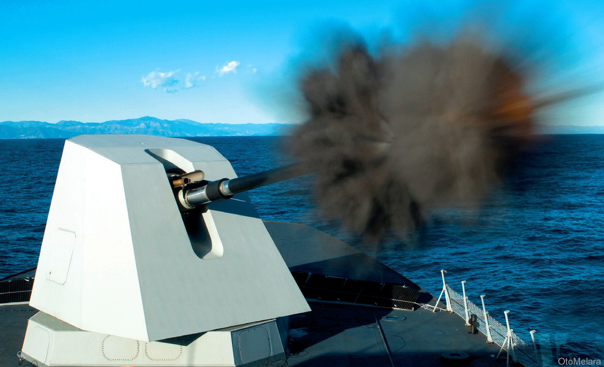 Phần còn lại của siêu hạm hơn 7.000 tấn chỉ bao gồm các hệ thống pháo đủ cỡ nòng. Cụ thể gồm một pháo hạm 127mm Oto Breda có tốc độ bắn 32 phát/phút, tầm bắn hiệu quả 30km. Đáng chú ý, pháo có thể bắn xa tới 120km nếu Đức chịu chi tiền mua đạn pháo thông minh Vulcano. Nguồn ảnh: Wikipedia