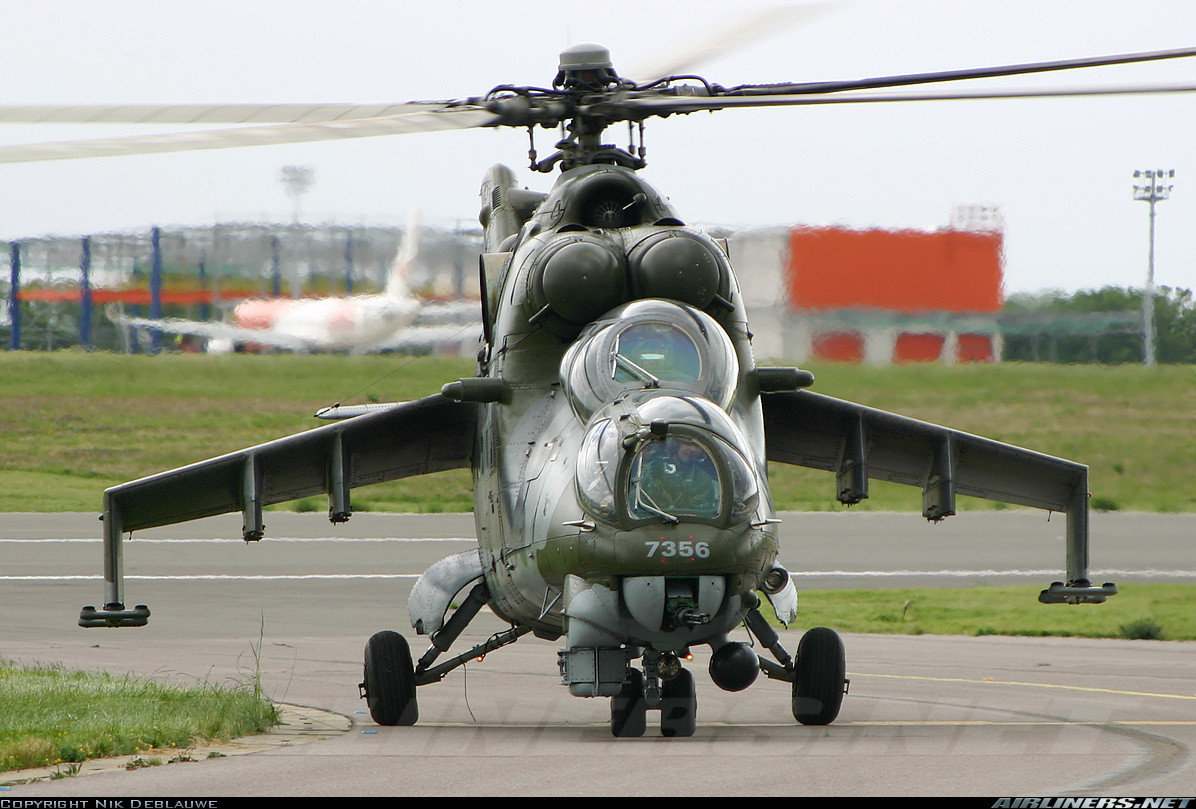 Quả thật, việc Czech muốn thay thế vai trò của trực thăng Mi-24V là một điều đáng tiếc vô cùng. Bởi tuy đã cũ nhưng Mi-24V vẫn còn khả năng bay lượn và điều quan trọng nhất là cả hai dòng trực thăng Mỹ mà Czech hướng tới, mỗi loại chỉ mạnh một khoản, trong khi Mi-24V làm tốt cả hai. Nguồn ảnh: Airliners.net