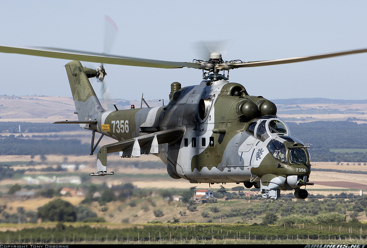 Về vũ khí, Mi-24V tích hợp tháp pháo với súng máy 4 nòng 12,7mm Yak-B, hai cánh nhỏ có 6 giá treo cho phép mang tên lửa chống tăng Shturm-V có tầm bắn 6km; rocket 57-80-240mm hoặc thậm chí là cả bom hàng không ZAB, FAB, RBK, ODAB 500kg. Nguồn ảnh: Airliners.net