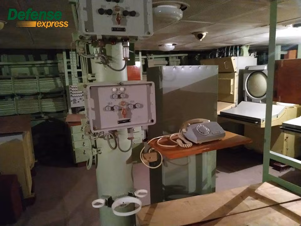 Trong chuyến thăm tới nhà máy đóng tàu ở Mykolaiv mới đây, một nhà báo đã được phép vào bên trong con tàu và ghi lại cảnh tượng gây bất ngờ so với vẻ ngoài rỉ sét của nó. Hóa ra, bên trong vẫn như mới, không hề có dấu hiệu của sự tàn phá theo thời gian hoặc bị phá hủy. Nguồn ảnh: Defense Express