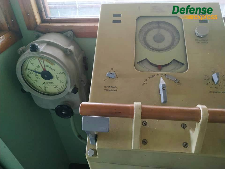 Các thiết bị điện tử bên trong tuy rất cũ vì chế tạo theo công nghệ cũ thời Liên Xô, nhưng nhìn vẫn như vừa được lắp đặt, chúng thậm chí có lẽ chưa hoạt động lấy một giờ nào. Nguồn ảnh: Defense Express