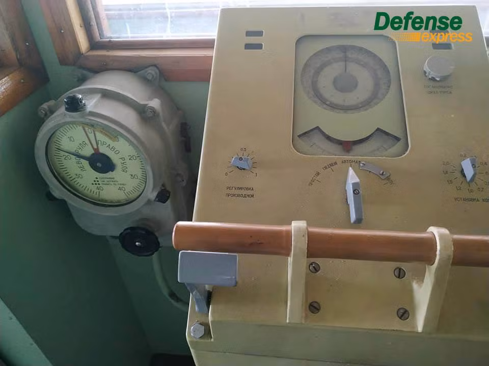 Các thiết bị điện tử bên trong tuy rất cũ vì chế tạo theo công nghệ cũ thời Liên Xô, nhưng nhìn vẫn như vừa được lắp đặt, chúng thậm chí có lẽ chưa hoạt động lấy một giờ nào. Nguồn ảnh: Defense Express