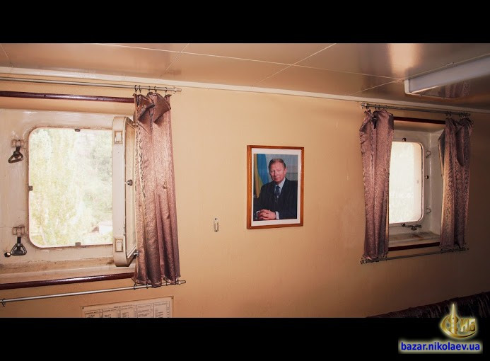 Chân dung Tổng thống thứ 2 của Ukraine - Leonid Kuchma được treo ở thành tàu. Nguồn ảnh: Defense Express