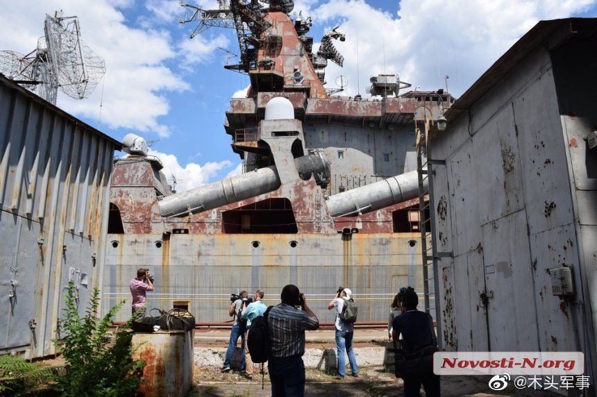 Tuần dương hạm Ukrayina có lượng giãn nước taonf tài 11.200 tấn, dài 186,4m, thủy thủ đoàn 485 người, trang bị 16 tên lửa hành trình chống hạm P-500 Bazalt, 64 tên lửa S-300FM, 40 tên lửa phòng không OSA-MA... Nguồn ảnh: Novosti-N