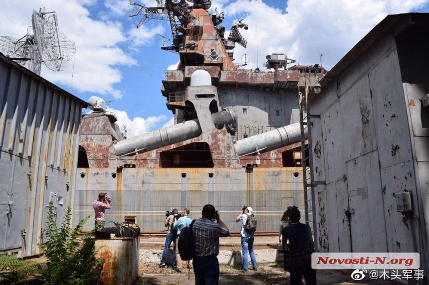 Tuần dương hạm Ukrayina có lượng giãn nước taonf tài 11.200 tấn, dài 186,4m, thủy thủ đoàn 485 người, trang bị 16 tên lửa hành trình chống hạm P-500 Bazalt, 64 tên lửa S-300FM, 40 tên lửa phòng không OSA-MA... Nguồn ảnh: Novosti-N