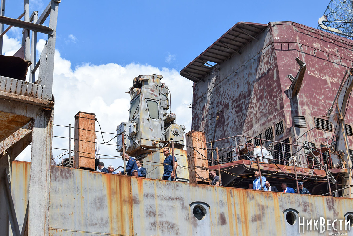 Chuyến thăm của Tổng thống Zelensky một lần nữa lại làm dấy lên số phận tuần dương hạm Ukrayina – phá dỡ hay tái sử dụng hay bán đi. Thực tế, Ukraine từng đã có ý bán cho Nga, thậm chí chào hàng Ấn Độ, Trung Quốc, Brazil nhưng đều không thành. Nguồn ảnh: Nikvesti