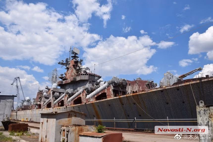 Ukrayina là tên của tuần dương hạm tên lửa duy nhất của Hải quân Ukraine hiện nay. Con tàu thuộc đề án 1164 Atlant được khởi đóng tại nhà máy đóng tàu 61 Kommunara ở Mykolaiv vào năm 1983 dưới thời Liên Xô. Nó được hạ thủy năm 1990 trước khi Liên Xô giải thể với tên gọi ban đầu là “Đô đốc Lobov”. Nguồn ảnh: Novosti-N