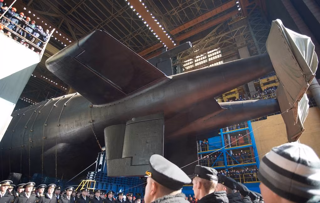 Đặc biệt nhất và sẽ thu hút sự chú ý lớn nhất năm 2020 là việc Nga biên chế tàu ngầm hạt nhân làm nhiệm vụ nghiên cứu Belgorod thuộc đề án 09852. Con tàu vốn là sự sửa đổi từ tàu ngầm hạt nhân 949 Antey với lượng giãn nước khi lặn gần 20.000 tấn. Ảnh cận cảnh chân vịt độc đáo của tàu ngầm Belgorod. Ảnh: TASS