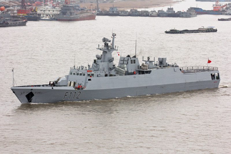 BNS Prottoy còn được phía Trung Quốc gọi là "tàu hộ tống C13B" - phiên bản của Type 056 dành cho Hải quân Bangladesh chuyên cho nhiệm vụ tác chiến chống tàu mặt nước. So với phiên bản Type 056 nội địa, C13B thiếu hệ thống vũ khí săn ngầm và sonar thủy âm. Tuy nhiên, đuôi tàu có một sân đỗ cho phép triển khai trực thăng săn ngầm nếu cần. Nguồn ảnh: ShipSpotting