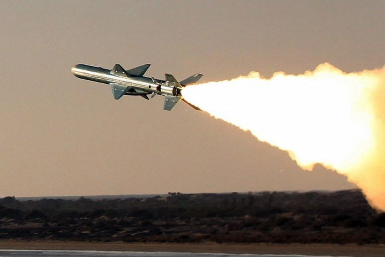 Về tên lửa, tàu hộ tống Type 056 của Bangladesh trang bị hai bệ phóng nhưng chỉ có 4 quả tên lửa hành trình chống hạm C-802A được cho là có tầm bắn lên tới 190km. Nguồn ảnh: Deagel