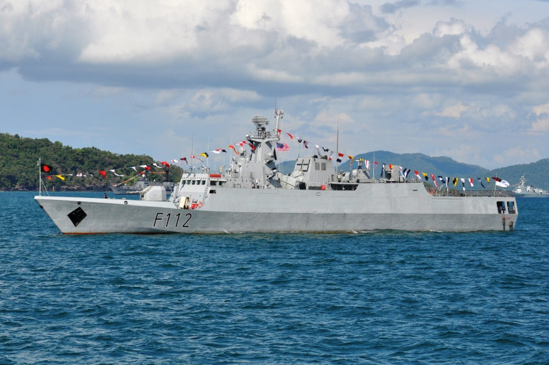 BNS Prottoy có chiều dài 90m, rộng 11m, mớn nước 4,4m, lượng giãn nước 1.300 tấn với thủy thủ đoàn 78 người. Con tàu trang bị hai động cơ diesel với hai chân vịt cho phép nó đạt tốc độ tối đa 25 hải lý/h. Nguồn ảnh: ShipSpotting