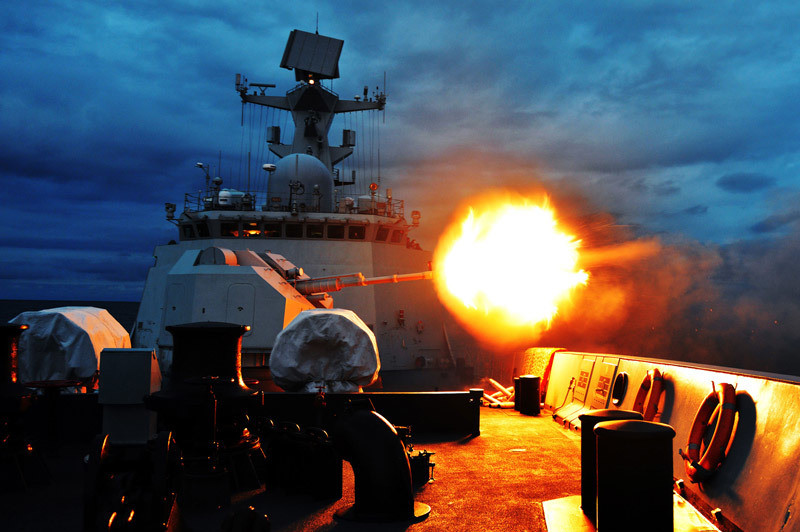 Trong khi đó, về mặt hỏa lực con tàu lại dùng thuần vũ khí Trung Quốc gồm cả hệ thống pháo và tên lửa. Cụ thể, nó được trang bị một tháp pháo H/PJ-26 cỡ 76,2mm được làm theo kiểu AK-176 của Nga. Nó đạt tốc độ bắn 150 phát/phút, có thể vừa phòng không, vừa chống hạm. Nguồn ảnh: Sina