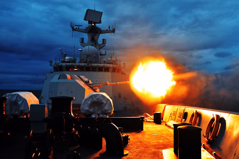 Trong khi đó, về mặt hỏa lực con tàu lại dùng thuần vũ khí Trung Quốc gồm cả hệ thống pháo và tên lửa. Cụ thể, nó được trang bị một tháp pháo H/PJ-26 cỡ 76,2mm được làm theo kiểu AK-176 của Nga. Nó đạt tốc độ bắn 150 phát/phút, có thể vừa phòng không, vừa chống hạm. Nguồn ảnh: Sina