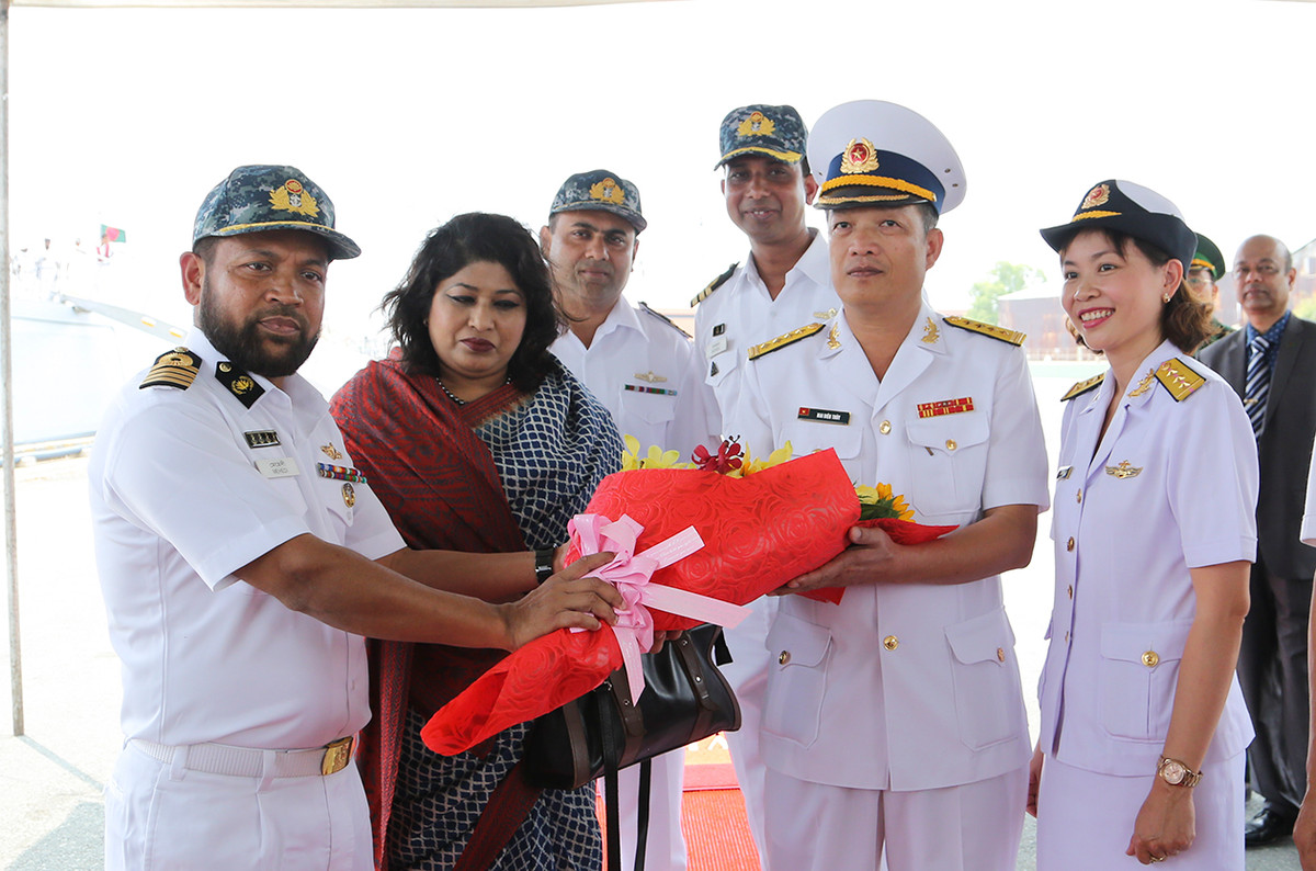 Trong thời gian từ ngày 8 đến 11/4, sĩ quan và thủy thủ Tàu BNS Prottoy sẽ đến chào xã giao thủ trưởng Bộ Tư lệnh Vùng 2 Hải quân; tham quan một số địa danh, thắng cảnh tại TP HCM. Sĩ quan và thủy thủ của tàu còn giao hữu bóng chuyền với cán bộ, chiến sĩ Lữ đoàn 125, Vùng 2 Hải quân nhân dân Việt Nam; thăm tàu và dự tiệc chiêu đãi giữa hải quân 2 nước. Nguồn ảnh: Báo Hải quân