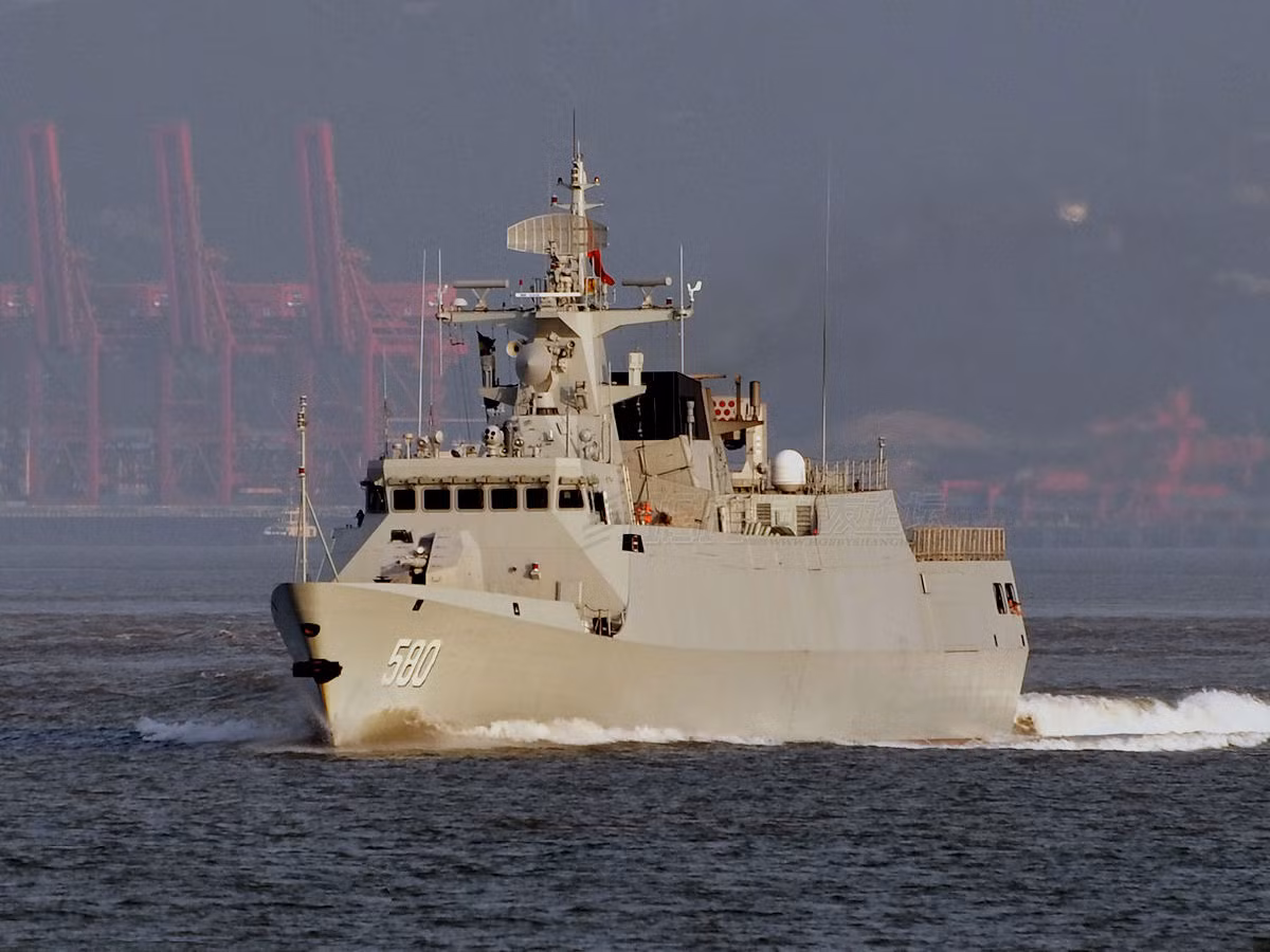 Type 056 là một trong những dự án đóng tàu trọng điểm của Hải quân Trung Quốc hiện nay. Được khởi động từ năm 2012, chỉ trong vòng 7 năm, 4 nhà máy ở Trung Quốc đã chế tạo 41 chiếc cho Hải quân Trung Quốc và phục vụ xuất khẩu cho Bangladesh và Nigerian. Và theo kế hoạch, Trung Quốc sẽ đóng tổng cộng 60 chiếc. Nguồn ảnh: Sino Defence