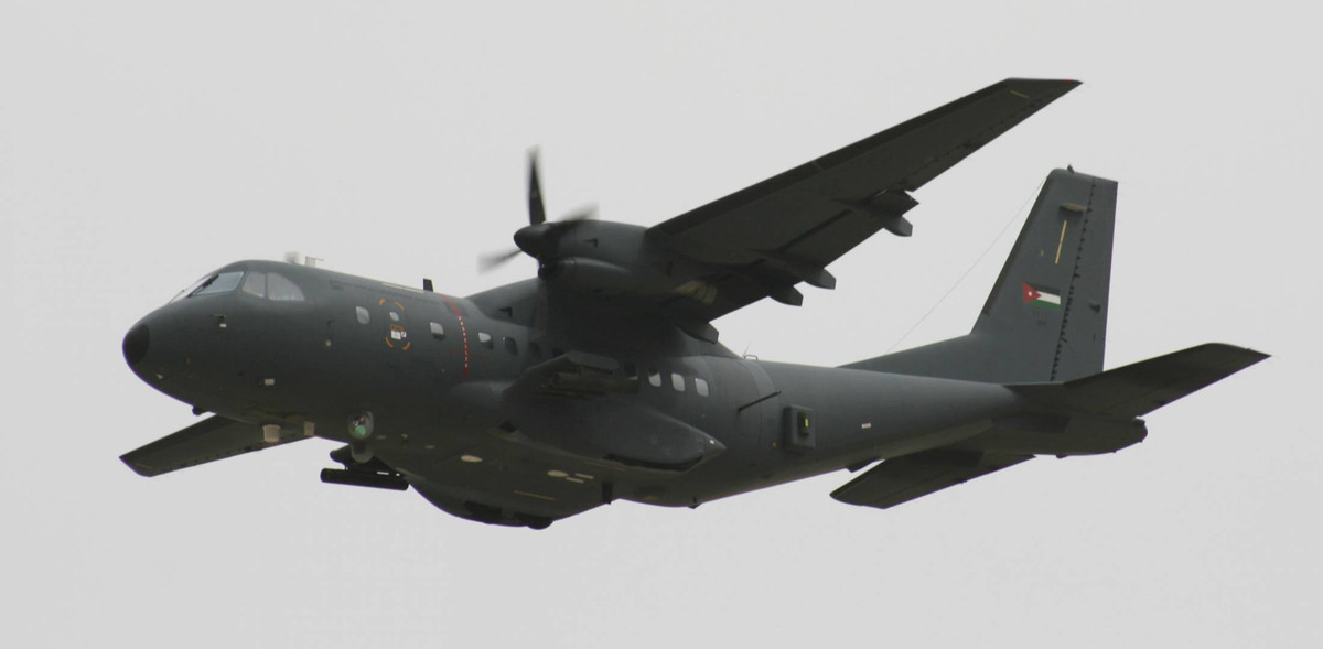 Tiếp đến là 2 chiếc máy bay vận tải vũ trang AC-235 - phiên bản của dòng vận tải CN-235 do Indonesia sản xuất theo thiết kế của CASA. Nguồn ảnh: Aviation International News