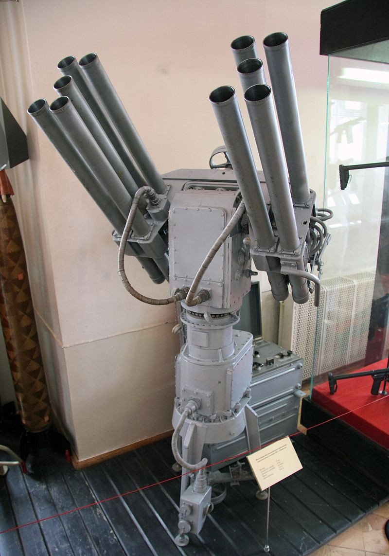 Hỏa lực phụ của nó gồm 2 súng máy 14,5mm, hai hệ thống chống người lái tự động DP-65 10 nòng hoặc DP-64 2 nòng. Nguồn ảnh: Wikipedia