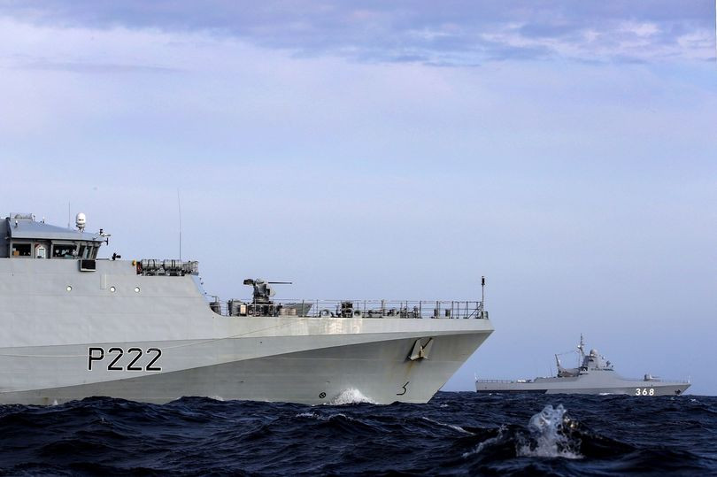 Theo cơ quan tuyên huấn Hạm đội Biển Đen, tàu tuần tra Vasily Bykov vượt kênh đào Anh trở về căn cứ ở biển Đen sau khi tham gia cuộc duyệt binh kỷ niệm ngày truyền thống Hải quân Nga ở St Petersburg. Tuy nhiên, chuyến trở về này lại gây xôn xao khi con tàu Nga nhận được “sự hộ tống chặt chẽ” từ tàu chiến Anh. Nguồn ảnh: Royal Navy