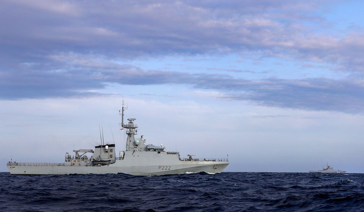 Thật vậy, hôm 7/8, Hải quân Hoàng gia Anh phải điều tàu tuần tra HMS Forth hộ tống tàu tuần tra Vasily Bykov của Hạm đội biển Đen trong suốt hành trình chiếc tàu chiến Nga vượt kênh đào Anh. Nguồn ảnh: Royal Navy