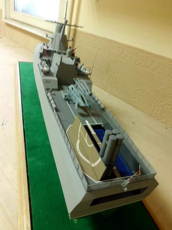 Đáng quan tâm là theo nhà thiết kế, đề án 22160 có thể tích hợp container ống phóng hệ thống tên lửa hành trình Kalibr-NK có tầm bắn 600km (chống hạm) và 1.500km (đối đất) một cách dễ dàng. Liệu đó có phải là lý do khiến Anh phải lo lắng khi con tàu đi gần vùng lãnh thổ của mình. Nguồn ảnh: Wikipedia