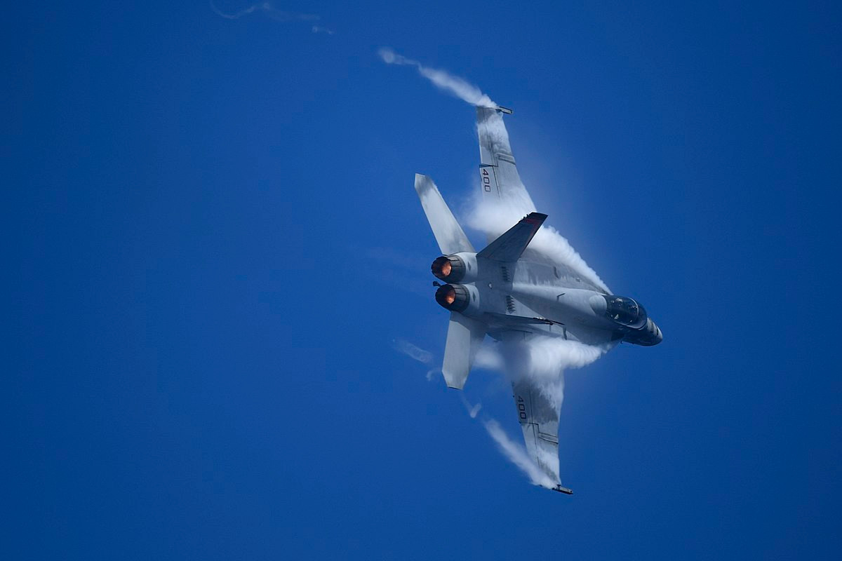 Thứ ba là việc thiết kế sửa đổi lại hình dạng máy bay cho phép giảm diện tích phản xạ sóng radar hay nói cách khác là khiến F/A-18 trông như "máy bay tàng hình". Nguồn: Wikipedia