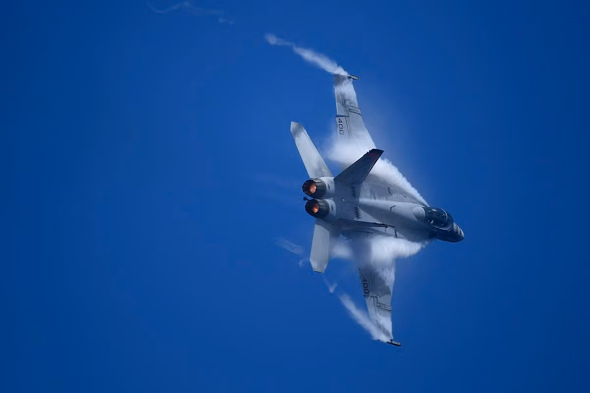 Thứ ba là việc thiết kế sửa đổi lại hình dạng máy bay cho phép giảm diện tích phản xạ sóng radar hay nói cách khác là khiến F/A-18 trông như "máy bay tàng hình". Nguồn: Wikipedia