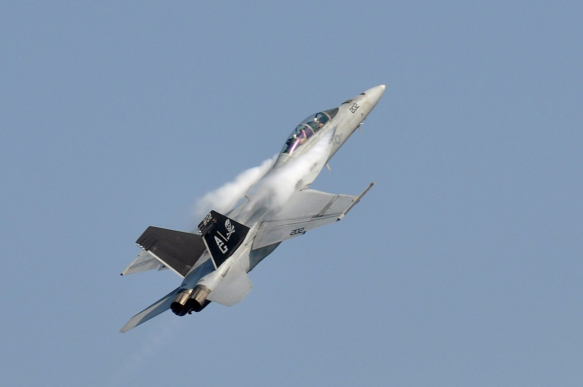 Một trong các sửa đổi "ngon nhất" trên phiên bản F/A-18XT là bổ sung các thùng nhiên liệu phụ bố trí ở gốc cánh thay vì sử dụng dạng treo trên cánh như hiện nay. Thiết kế mới cho phép máy bay chịu ít lực cản hơn khi bay cũng như giảm đáng kể diện tích phản xạ radar, trong khi đó tầm bay tăng thêm gần 300km. Nguồn: Wikipedia