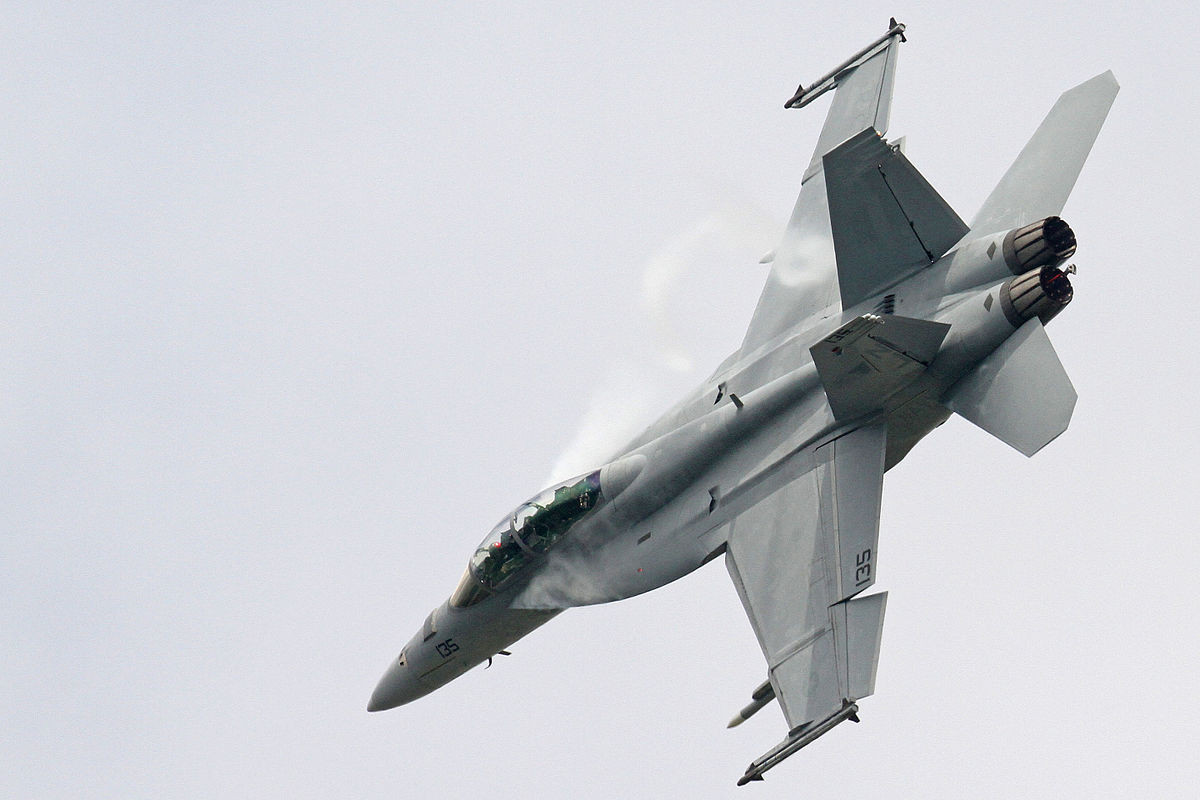 Ngoài ra, bên trong buồng lái được nâng cấp với màn hình cảm ứng lớn hiển thị dữ liệu cần thiết cho phi công khi tác chiến. Nguồn: Wikipedia