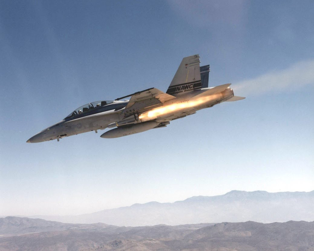 Theo các nguồn tin, không loại trừ khả năng Hải quân Mỹ sẽ chỉ đặt hàng sản xuất mới 78 chiếc F/A-18, sau đó họ sẽ đặt hàng Boeing thực hiện nâng cấp tất cả các máy bay F/A-18 hiện tại hoặc là số F/A-18E/F Super Hornet lên chuẩn XT Block III. Nguồn: Wikipedia