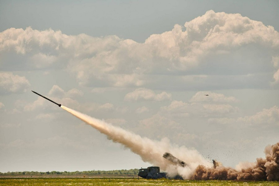 Mạng xã hội Nga quan tâm tới tình hình quân sự Ukraine mới đây đăng tải loạt ảnh "nét căng" các cuộc thử nghiệm siêu đạn rocket Vikha-M và Vikha-R được Ukraine tiến hành bắn thử tại thao trường ở Odessa. Nguồn ảnh: diana_mihailova's