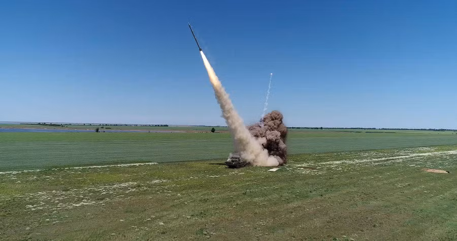 Theo thiết kế đạn BM-30 thời Liên Xô thì tầm bắn trung bình của chúng là khoảng 70km, lên tới 90km với đạn nổ phá mảnh 9M528. Nguồn ảnh: diana_mihailova's